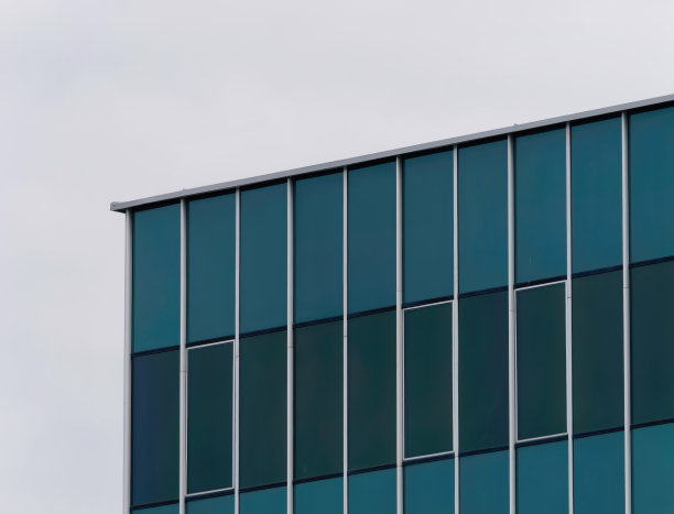 现代商业建筑，窗户和明亮的天空为背景图片下载