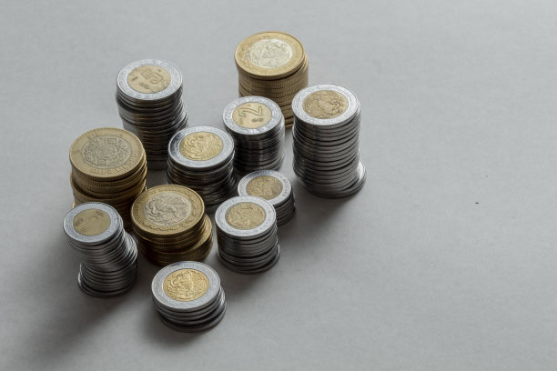 不同面额的墨西哥比索有侧灯，放在有复印空间的桌子上图片下载