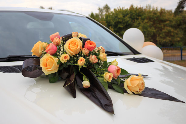 婚礼花束放在车上图片下载