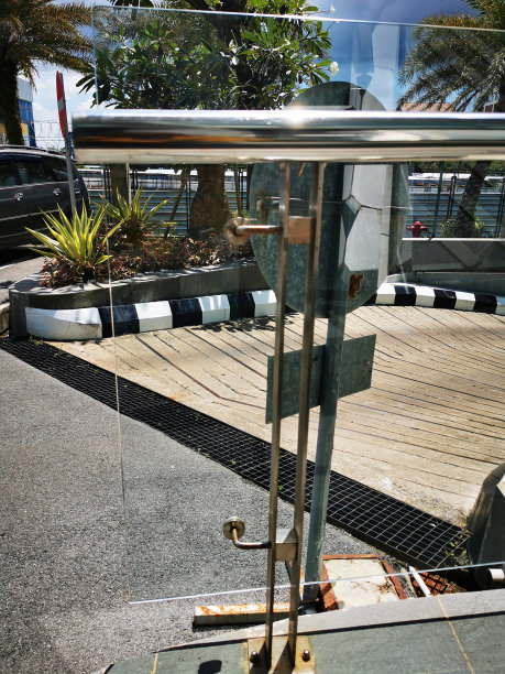 玻璃栅栏的铁杆。图片下载