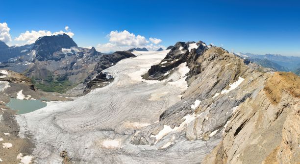 大冰川全景。Claridenfirn和Piz Russein的背影。瑞士山脉中的高山图片下载