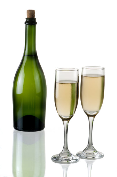 一瓶香槟和玻璃杯图片下载