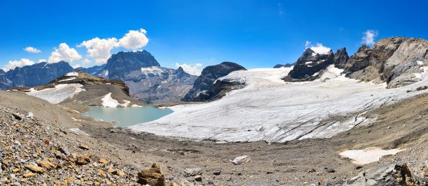 徒步穿越瑞士山脉的克拉瑞登冰川。在冰舌上的徒步路线。旅游热。高质量的。图片下载