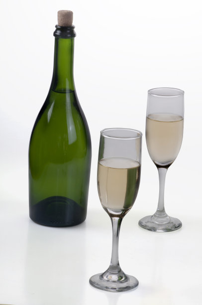 一瓶香槟和玻璃杯图片下载