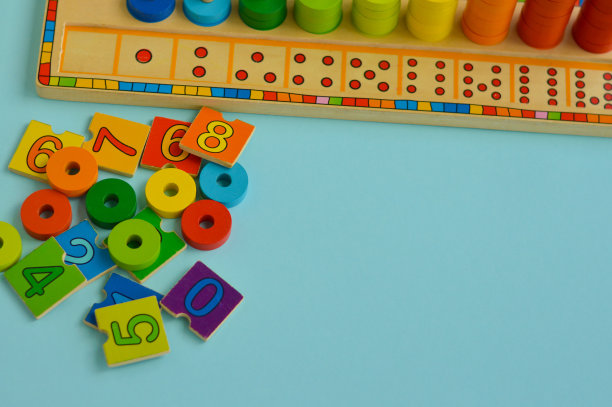 儿童数学游戏。天然材料,木质。分数,数字组成。家庭教育理念，早期发展，技能。日光。在外面。图片下载