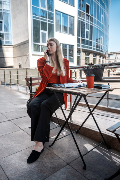 和一个美丽的女孩在工作附近的咖啡馆的露台上吃商务午餐。图片下载