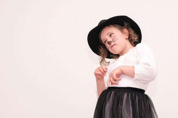 白人女婴的画像，脸上有人体彩绘，戴着帽子的猫。图片下载