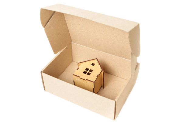 小木屋装在白色的船运箱里图片下载