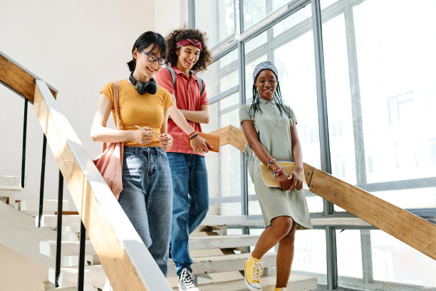 学生们在大学完成他们的课程图片下载