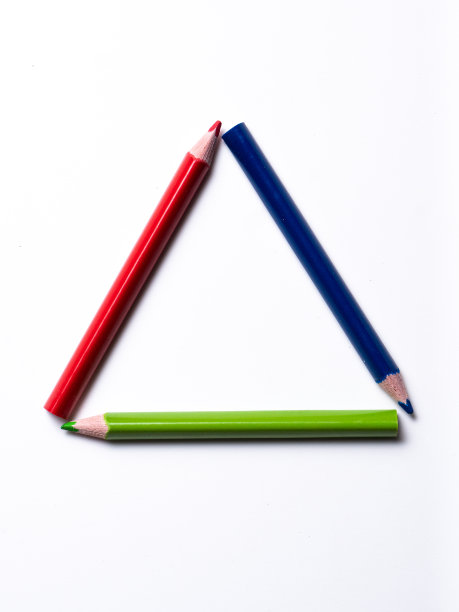 彩色铅笔在白色背景上形成孤立的三角形，在白色背景上形成几何形状图片下载