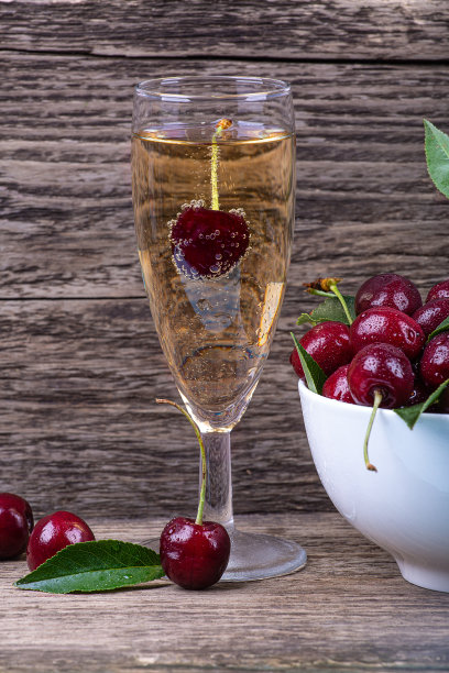 香槟杯里的樱桃，旧木头背景，特写图片下载