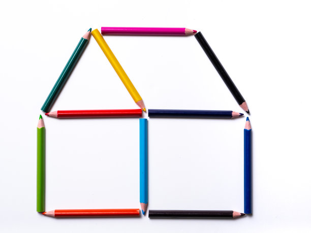 彩色铅笔在白色背景上形成一个孤立的房子，白色背景上的几何形状图片下载