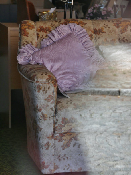 老式沙发上的粉色毛绒靠垫图片下载