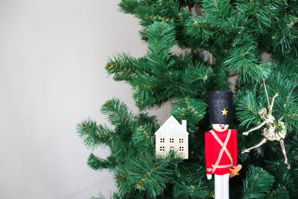 圣诞树上的芭蕾舞演员和胡桃夹子雕像图片下载