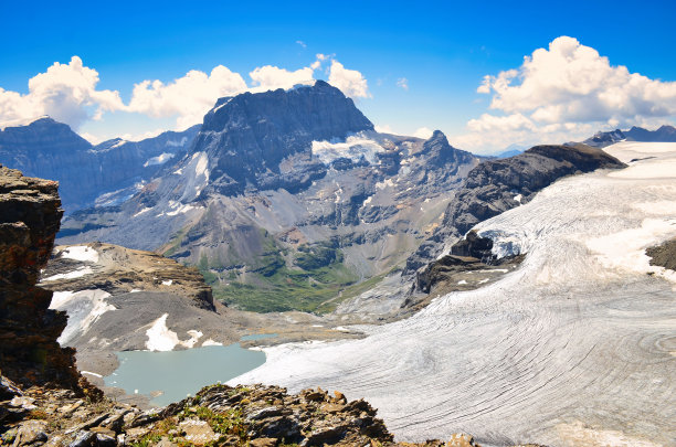 从大冰川上方的宝石峰俯瞰。瑞士山脉的美妙景色。旅游热。照片质量。图片下载