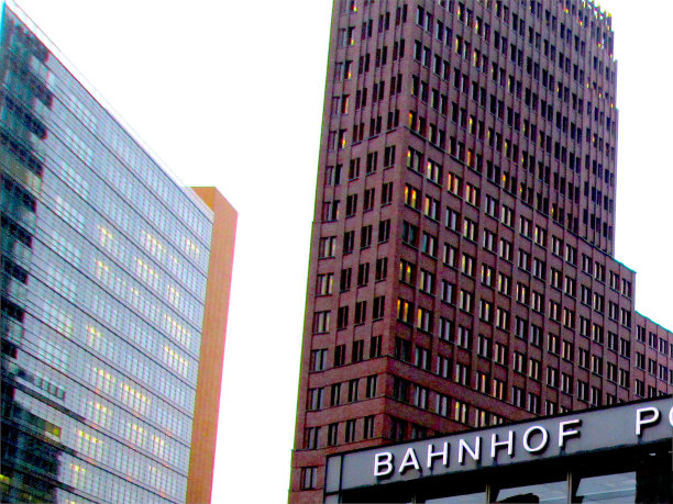 冬季多云的柏林波茨坦广场现代玻璃商业大厦和地铁站图片下载