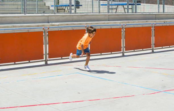 在学校操场上玩耍的小学生。图片下载
