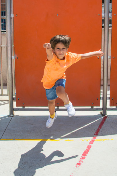 在学校操场上玩耍的小学生。图片下载