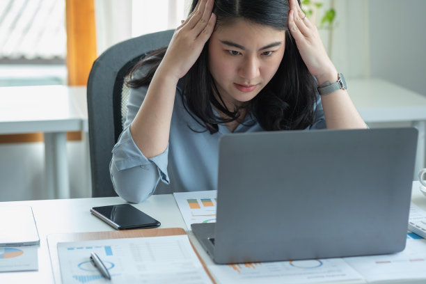 疲劳综合症的概念。商务女性工作时感觉不舒服。这是由于工作不成功积累的压力和身体休息不足造成的。向精神病专家咨询。图片下载