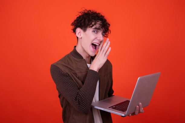 欢快有趣的学生和一台笔记本电脑。图片下载