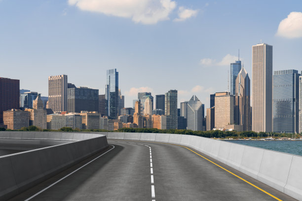 空旷的城市柏油路外观与城市建筑背景。新型现代公路混凝土施工。成功之道的概念。运输物流业快速配送。芝加哥。美国。图片下载
