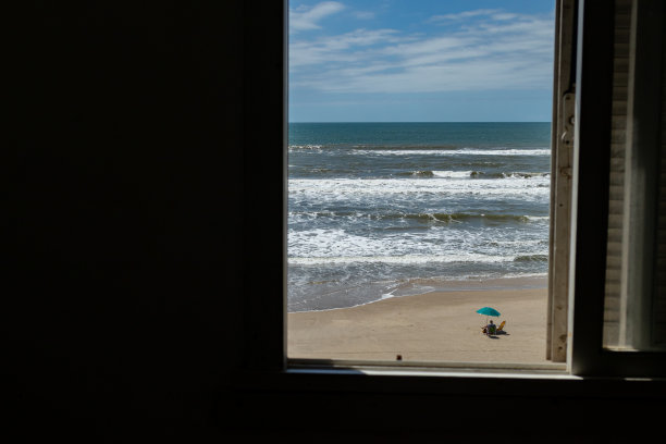 窗外的沙滩图片下载