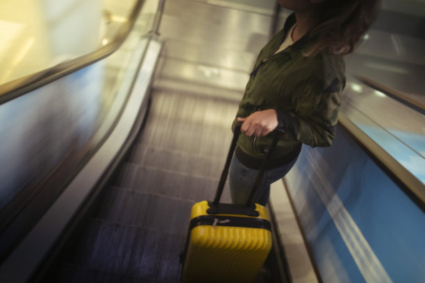 地铁自动扶梯上的陌生女游客。图片下载