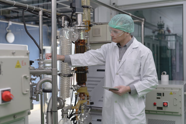 大麻种植园植物工程师例行检查蒸馏玻璃图片下载