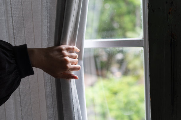 打开窗帘图片下载