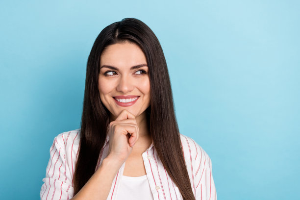 具有吸引力的愉快的肖像经验的长发女孩思考拷贝空间孤立在蓝色粉彩背景图片下载