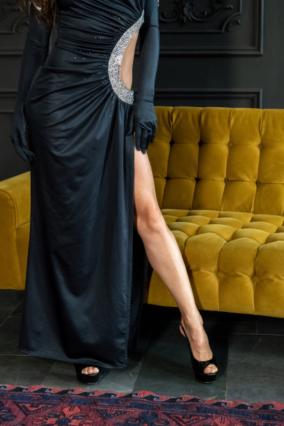 站在黄色沙发边的女人的腿图片下载