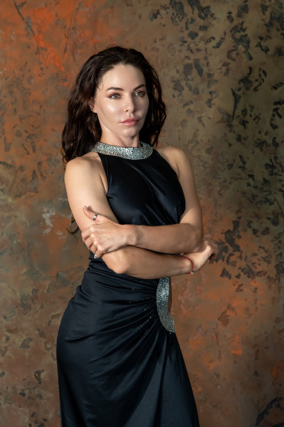 穿着黑色晚礼服的漂亮女人图片下载