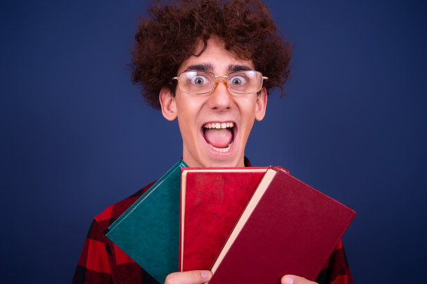 有趣的人拿着不同的书。图片下载