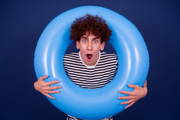 带着充气戒指的搞笑男人。假期和节假日。图片下载