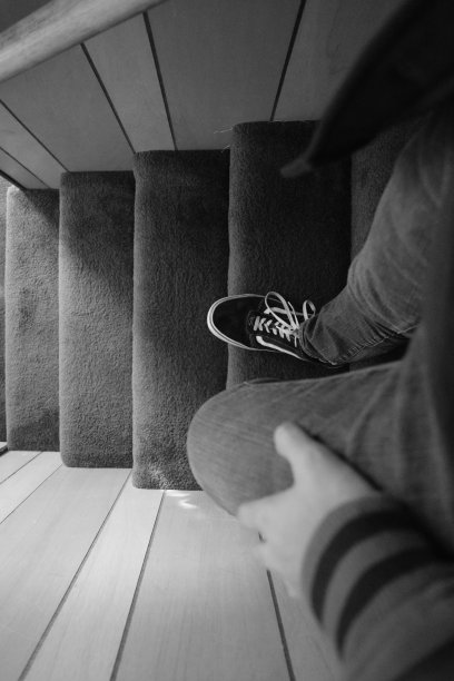 下楼梯的人图片下载