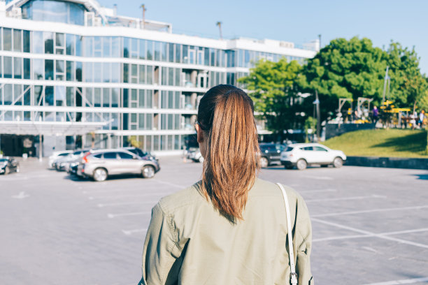棕发女郎在夏天穿过城市图片下载