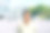 棕发女郎在夏天穿过城市图片下载