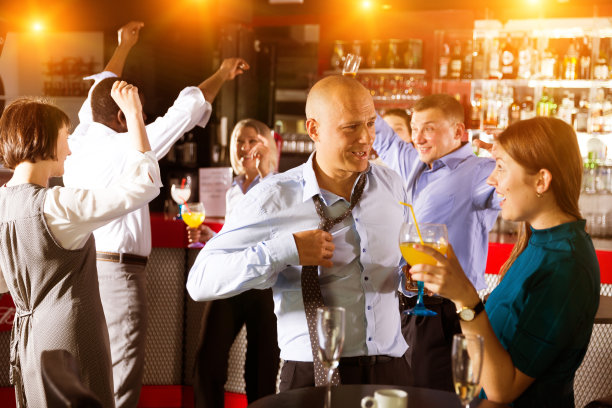 商人和女同事在办公室派对上开玩笑图片下载