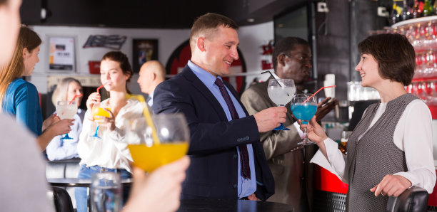 两个同事在聊天图片下载