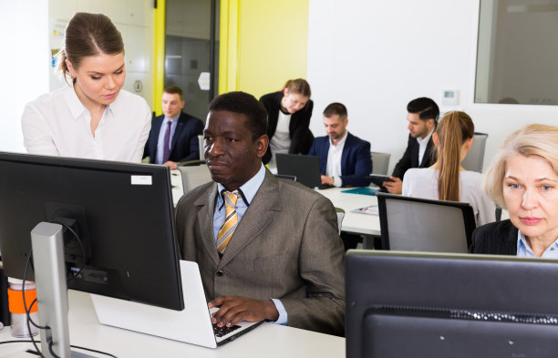 同事参与开放式办公室图片下载