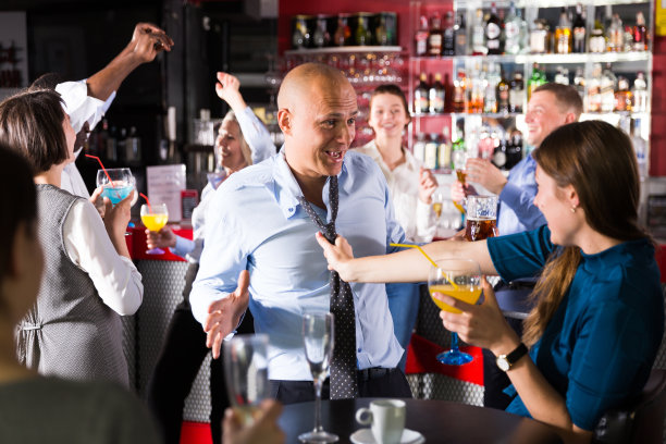 男性和女性在公司派对上玩得很开心图片下载