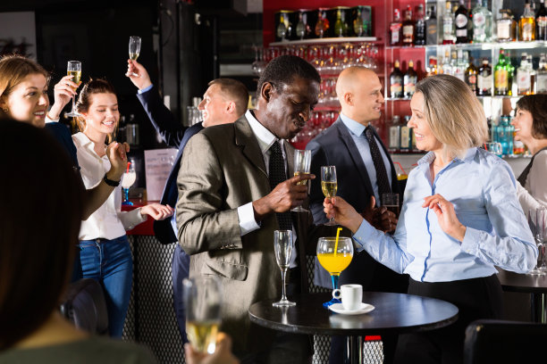 欢快的非洲商人在夜总会的办公室派对上与成熟的女同事玩图片下载