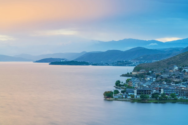洱海和中国云南省的村庄和山脉的自然美景图片下载