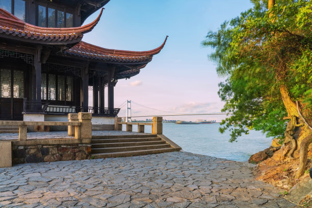 在中国江苏江阴的长江边，远处的古塔和长江大桥图片下载