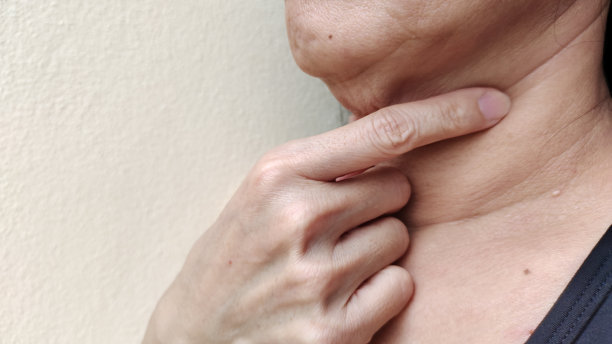 颈部松弛、皱纹、下垂和脂肪团。图片下载