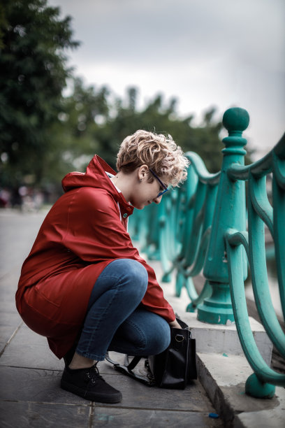 孤独忧郁的红雨衣女孩图片下载