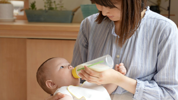 年轻的亚洲母亲喂奶给婴儿图片下载