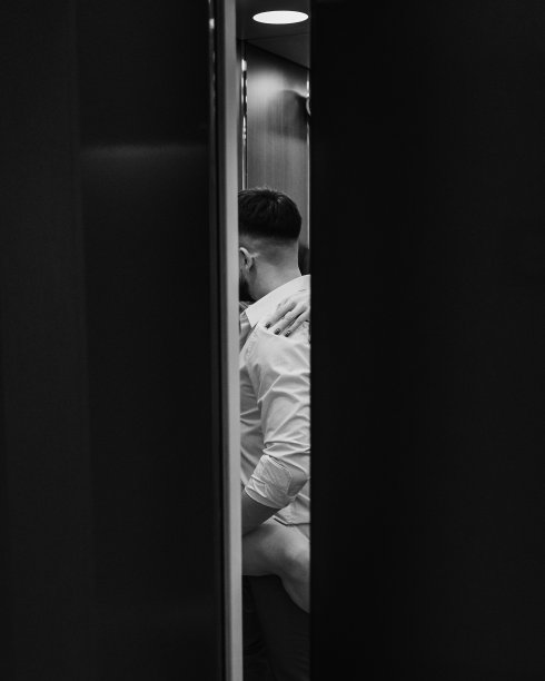 年轻时髦的白人夫妇在酒店电梯里拥抱亲吻图片下载