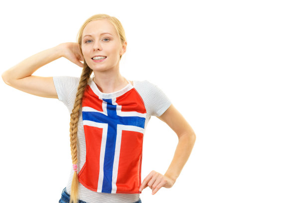 年轻女子举着挪威国旗图片下载
