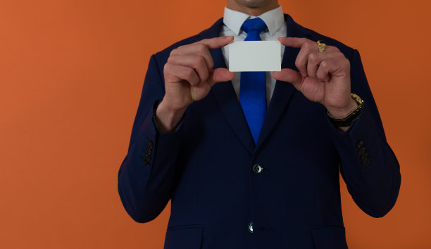 匿名男子穿着蓝色西装双手捧着一张空牌图片下载